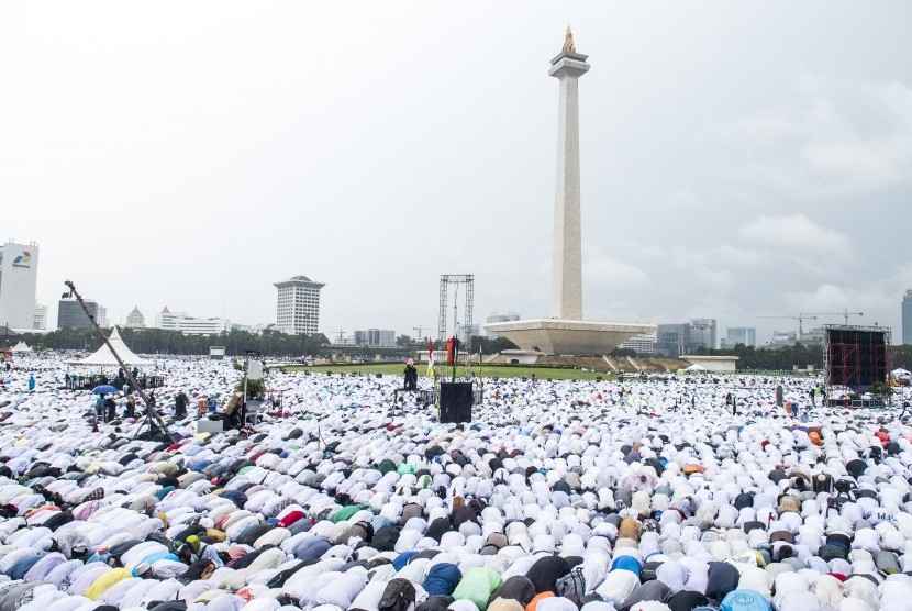 Ribuan umat Islam melaksanakan salat Jumat saat Aksi Bela Islam III di kawasan silang Monas, Jakarta, Jumat (2/12). 