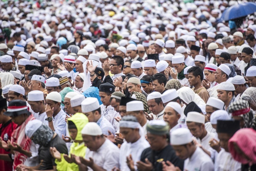 Ribuan umat Islam melaksanakan salat Jumat saat Aksi Bela Islam III di kawasan silang Monas, Jakarta, Jumat (2/12). 