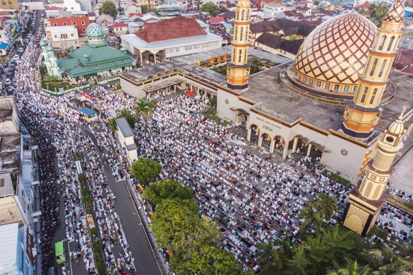 Ribuan umat Islam melaksanakan Shalat Id 1 Syawal 1443 Hijriah hingga memenuhi jalan di depan Masjid Jami Ambon dan Masjid Raya Al-Fatah, Ambon, Maluku, Senin (2/5/2022). Pemerintah Indonesia menetapkan Hari Raya Idul Fitri 1443 Hijriah jatuh pada tanggal 2 Mei 2022.