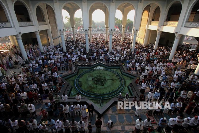 Ribuan umat Islam melaksanakan shalat Idul Adha di Masjid Al Akbar Surabaya, Jawa Timur, Minggu (11/8)