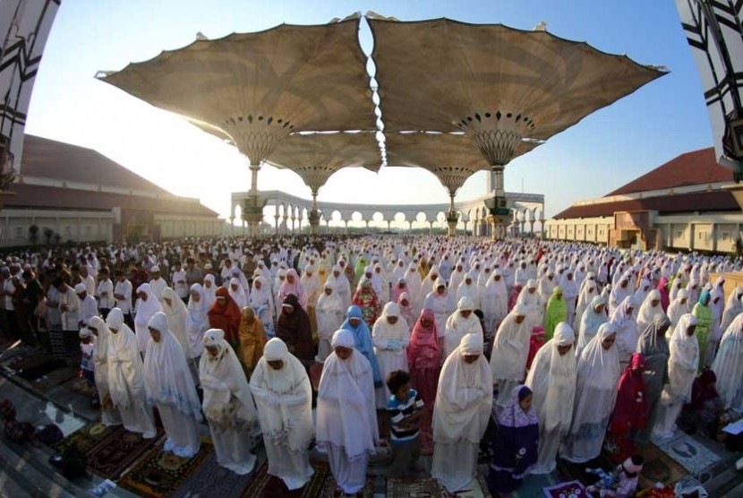   Ribuan umat Islam melaksanakan shalat Ied di Masjid Agung Jawa Tengah (MAJT), Semarang, Ahad (19/8). (Aditya Pradana Putra/Republika)