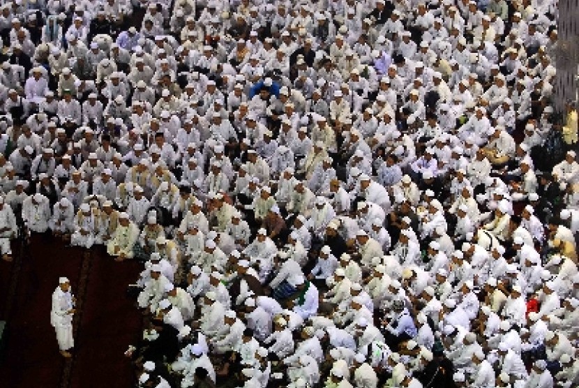 Ribuan umat Islam melaksanakan zikir bersama di Masjid Istiqlal, Jakarta.