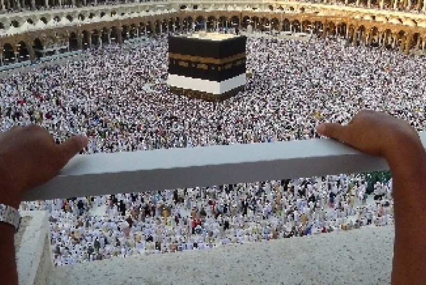 Ribuan umat Islam melakukan thawaf di Masjidil Haram, Makkah, Arab Saudi.