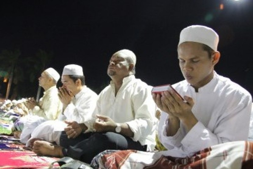 Ribuan umat Islam memadati halaman Masjid Raya Sabilal Muhtadin Banjarmasin untuk melaksanakan malam peribadatan Nisfu Syaban menjelang datangnya bulan Ramadhan (Ilustrasi)