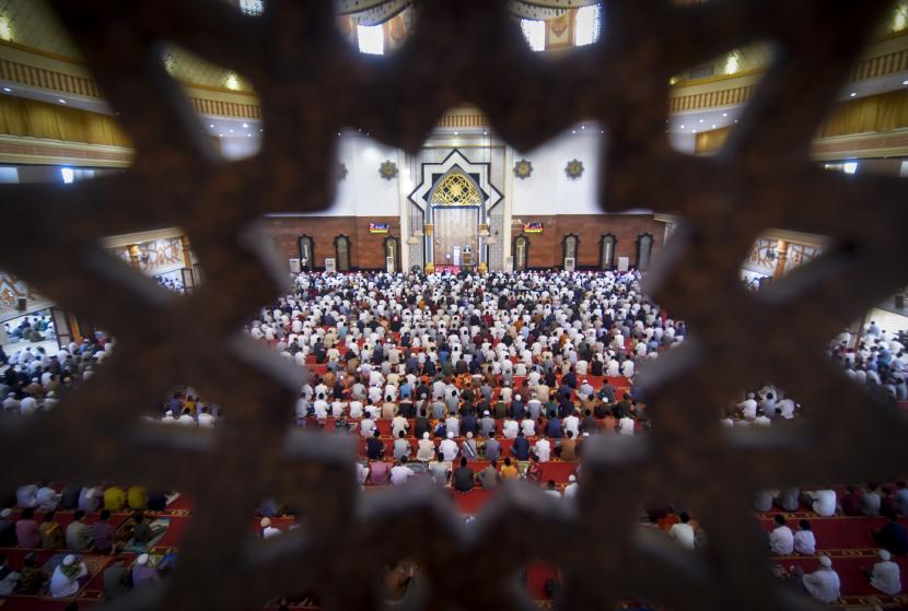 Ribuan umat Islam mendengarkan kutbah usai melaksanakan Sholat Idul Fitri 1443 H di Masjid Hubbul Wathan Islamic Center NTB di Mataram, NTB. Puluhan Ribu Warga Sholat Idul Fitri di Masjid Islamic Center NTB