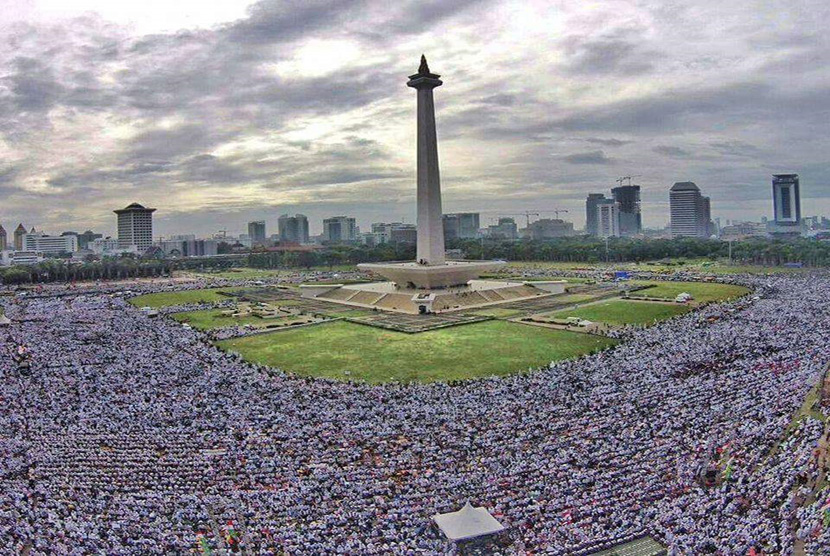 Umat muslim mengikuti aksi Super Damai 212 di kawasan Monas, Jakarta, Jumat (2/12). 