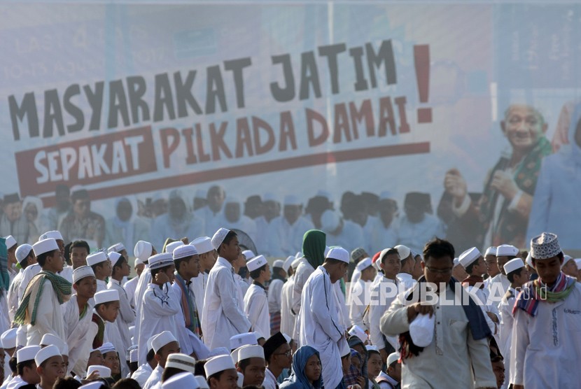 Ribuan umat islam mengikuti Istighosah dan Doa Bersama untuk Pilkada Jawa Timur Damai di Mapolda Jawa Timur, Surabaya, Minggu (13/5).