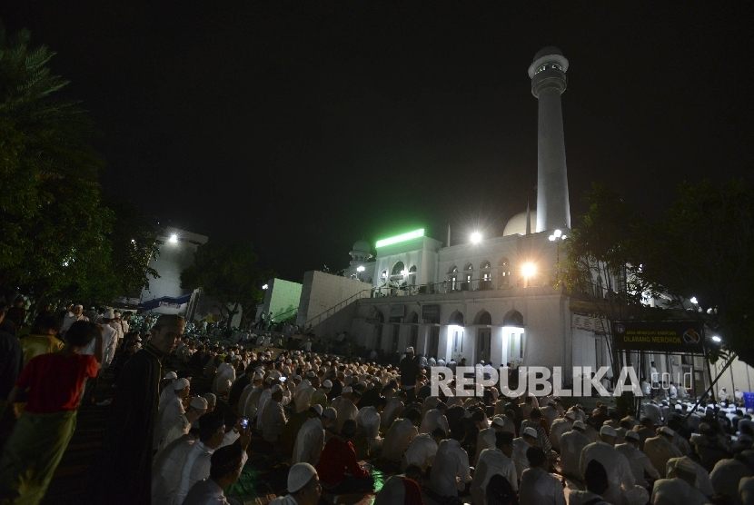  Ribuan umat Islam mengikuti kegiatan salat Subuh berjamaah dan Tabligh Akbar Politik Islam (TAPI) yang diselenggarakan oleh GNPF MUI di Masjid Agung Al-Azhar, Kebayoran Baru, Jakarta, Ahad (15/1).