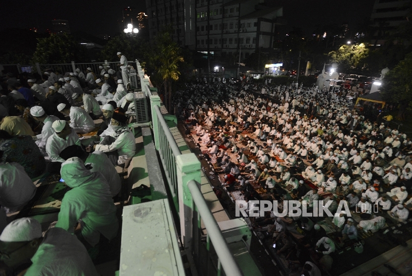  Ribuan umat Islam mengikuti kegiatan salat Subuh berjamaah dan Tabligh Akbar Politik Islam (TAPI) yang diselenggarakan oleh GNPF MUI di Masjid Agung Al-Azhar, Kebayoran Baru, Jakarta, Ahad (15/1).
