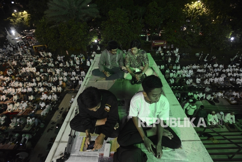  Ribuan umat Islam mengikuti kegiatan salat Subuh berjamaah dan Tabligh Akbar Politik Islam (TAPI) yang diselenggarakan oleh GNPF MUI di Masjid Agung Al-Azhar, Kebayoran Baru, Jakarta, Ahad (15/1). 
