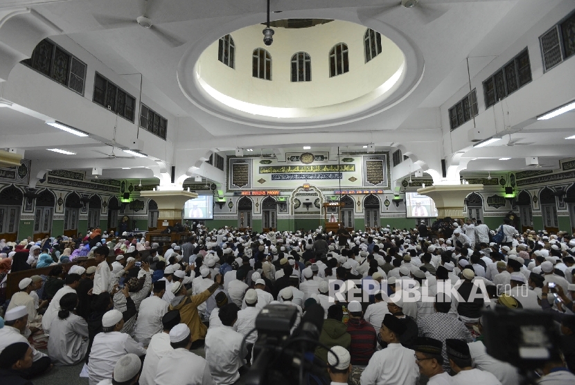  Ribuan umat Islam mengikuti kegiatan salat Subuh berjamaah dan Tabligh Akbar Politik Islam (TAPI) yang diselenggarakan oleh GNPF MUI di Masjid Agung Al-Azhar, Kebayoran Baru, Jakarta, Ahad (15/1). 