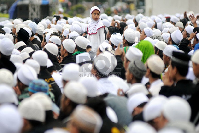   Ribuan umat Islam mengikuti peringatan Maulid Nabi Muhammad SAW yang diadakan Majelis Rasulullah di kawasan Silang Monas, Jakarta Pusat, Kamis (24/1-2014).  (Republika/Aditya Pradana Putra)