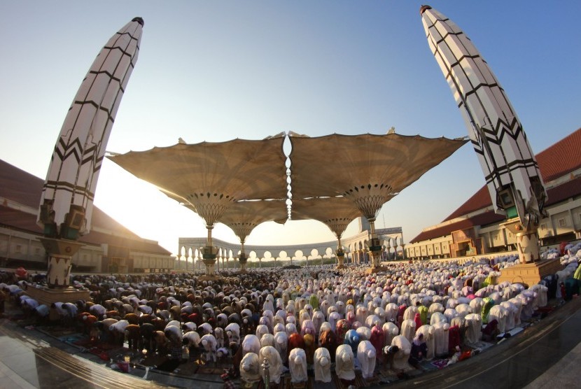Ribuan umat Islam mengikuti salat Ied di Masjid Agung Jawa Tengah (MAJT), Semarang, Ahad (19/8)