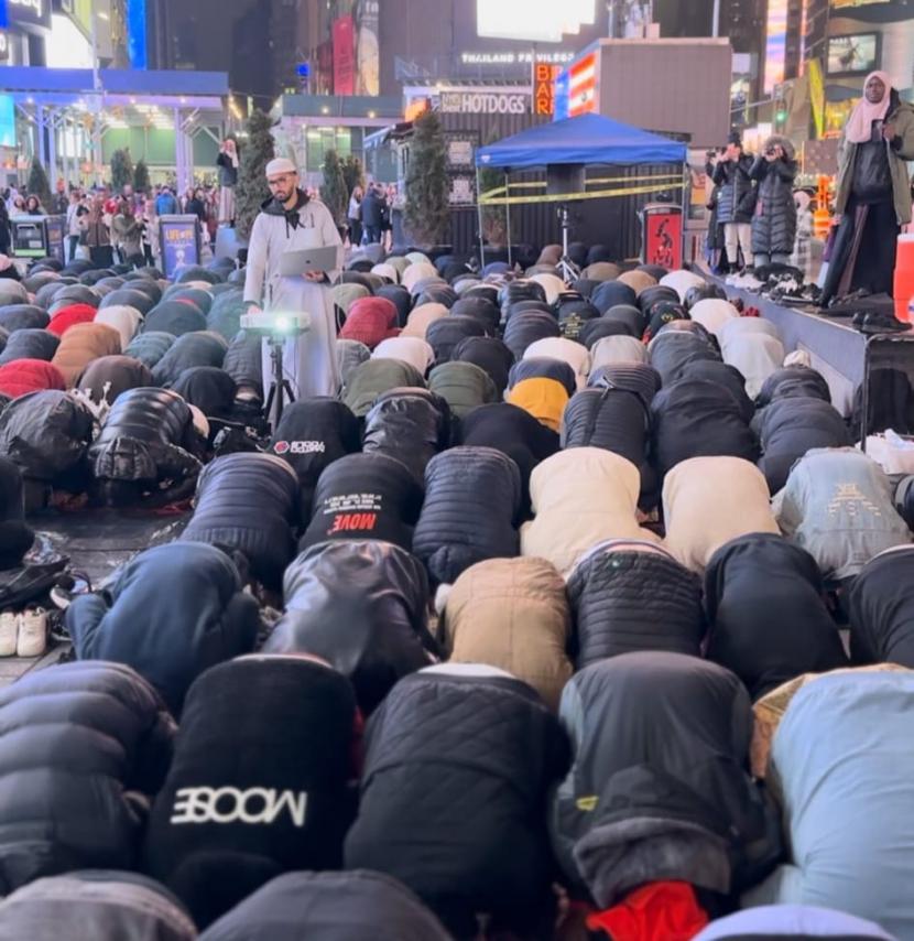 Ribuan umat Islam menunaikan sholat Tarawih di Times Square, Manhattan, New York, AS.