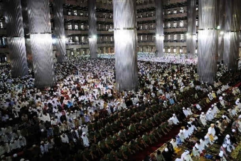 Ribuan umat Islam saat mengikuti shalat Idul Adha di Masjid Istiqlal, Jakarta.
