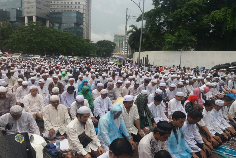 Jutaan umat Islam shalat berjamaah pada aksi 212 (Ilustrasi).