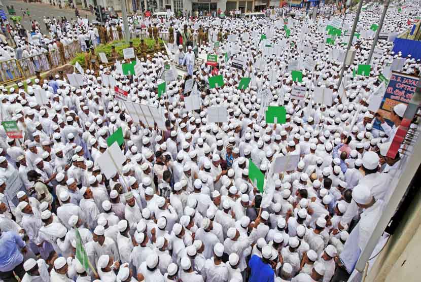  Ribuan umat Islam Sri Lanka turun ke jalan melakukan aksi unjuk rasa damai memprotes film anti Islam di Kolombo, Sri Lanka, Senin (24/9).  (Reuters)