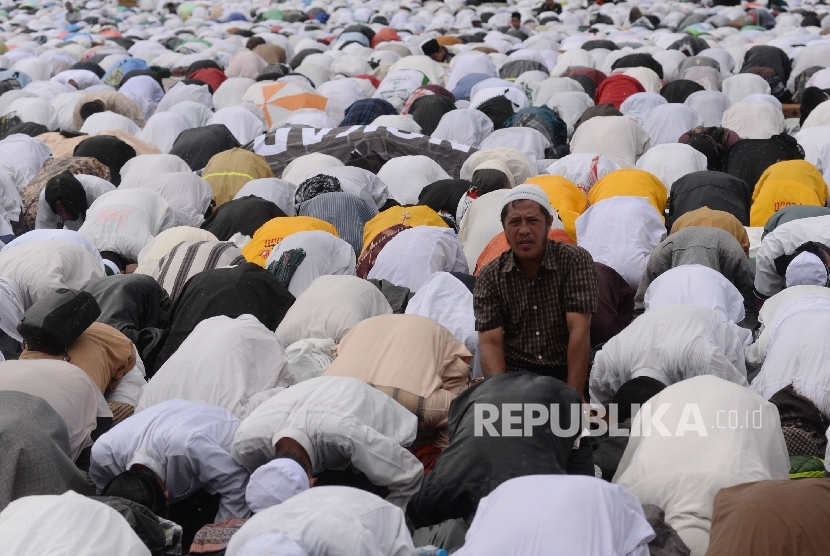 Jutaan umat islam tetap melaksanakan sholat jumat meskipun hujan di halaman Monas dalam rangka Aksi Bela Islam 3, Jakarta, Jumat (2/12). 