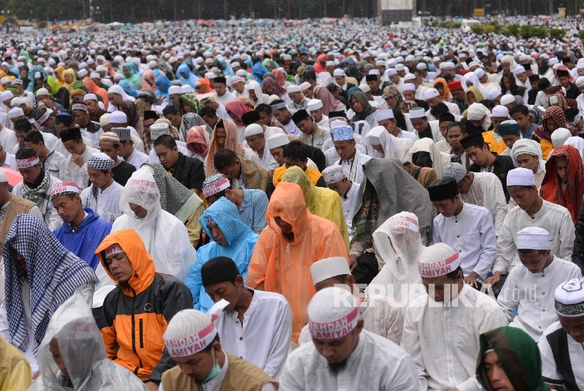 Jutaan umat islam tetap melaksanakan sholat jumat meskipun hujan di halaman Monas dalam rangka Aksi Bela Islam 3, Jakarta, Jumat (2/12). 