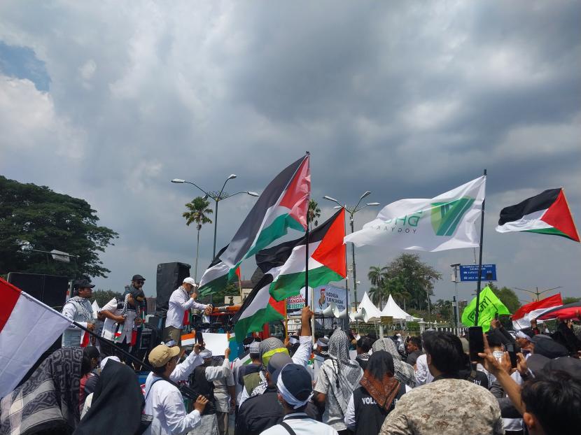  Ribuan umat Islam yang tergabung dalam Forum Ukhuwah Islamiyah (FUI) menggelar aksi solidaritas di Titik Km Nol Kota Yogyakarta, Jumat (13/11/2023). 