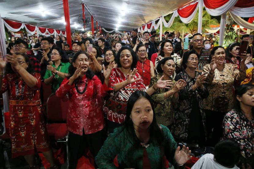 Ribuan umat Kristiani hadir bersama dalam Perayaan Natal yang digelar di Taman Surya, halaman Balai Kota Surabaya, Kamis (11/1/2024) malam.