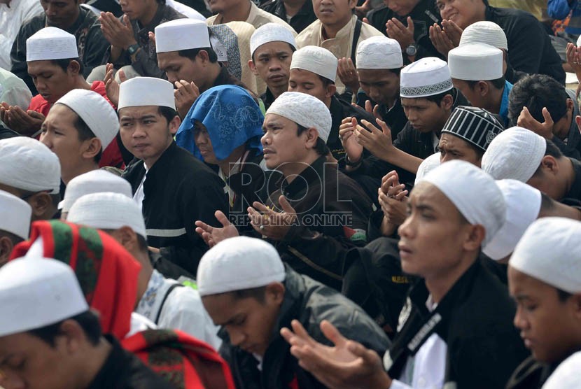  Ribuan umat Muslim berdoa bersama/ilustrasi (Republika/Agung Supriyanto)  