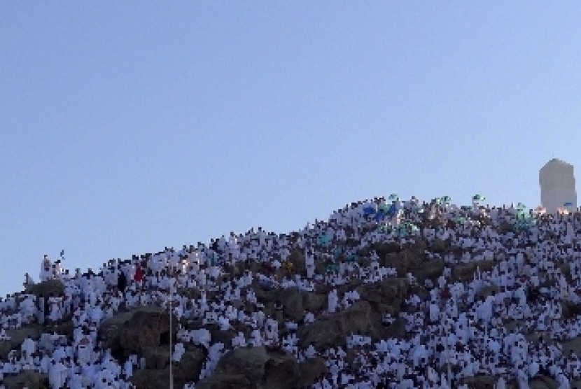 Ribuan umat Muslim berdoa di Jabal Rahmah, saat wukuf di Padang Arafah, Arab Saudi.