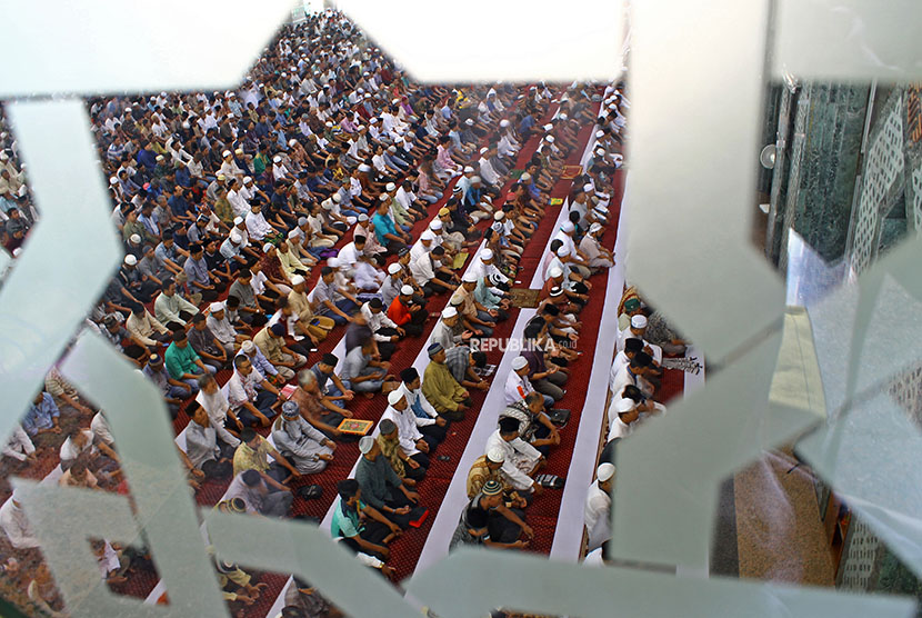 Ribuan umat muslim bersiap menunaikan salat Jumat pertama bulan Ramadhan 1439 Hijiriah di Masjid Al Markaz Al Islami Jendral Yusuf Makassar, Sulawesi Selatan, Jumat (18/5). 