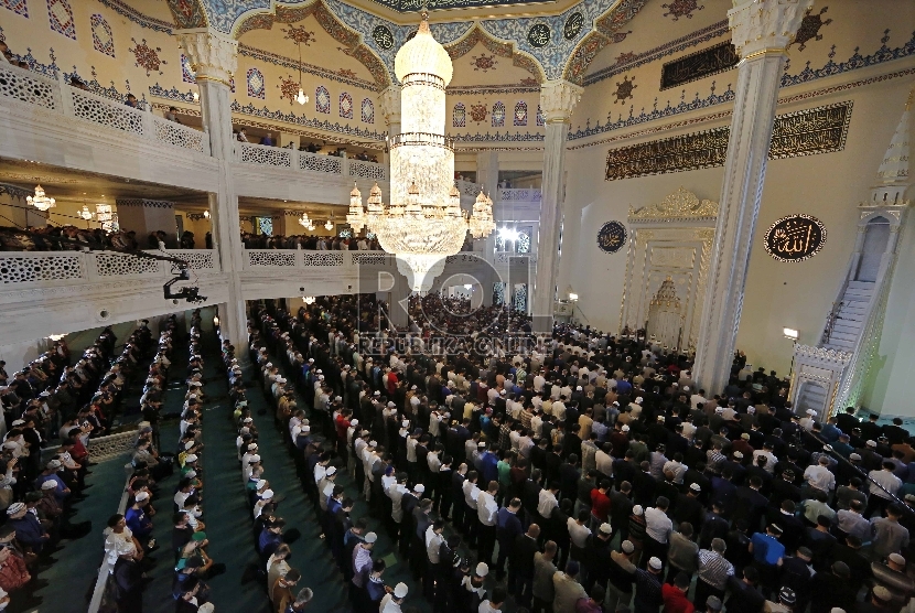 Ribuan umat muslim di Rusia melaksanakan Shalat Idul Adha 1436 H di Masjid Agung Moskow atau Moskovskiy Soborniy Mecet, Kamis (24/9).EPA/SERGEI ILNITSKY
