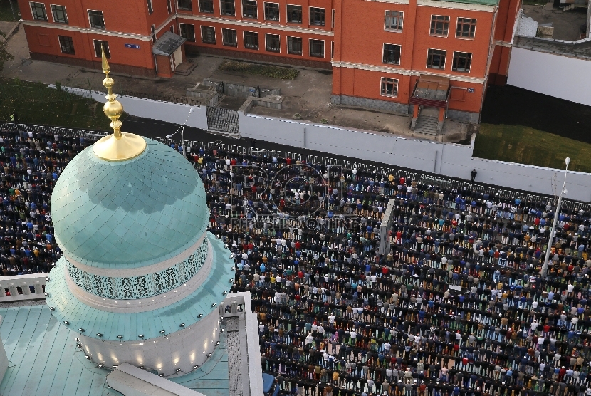 Ribuan umat muslim di Rusia melaksanakan Shalat Idul Adha 1436 H di Masjid Agung Moskow atau Moskovskiy Soborniy Mecet, Kamis (24/9).REUTERS/Maxim Shemetov