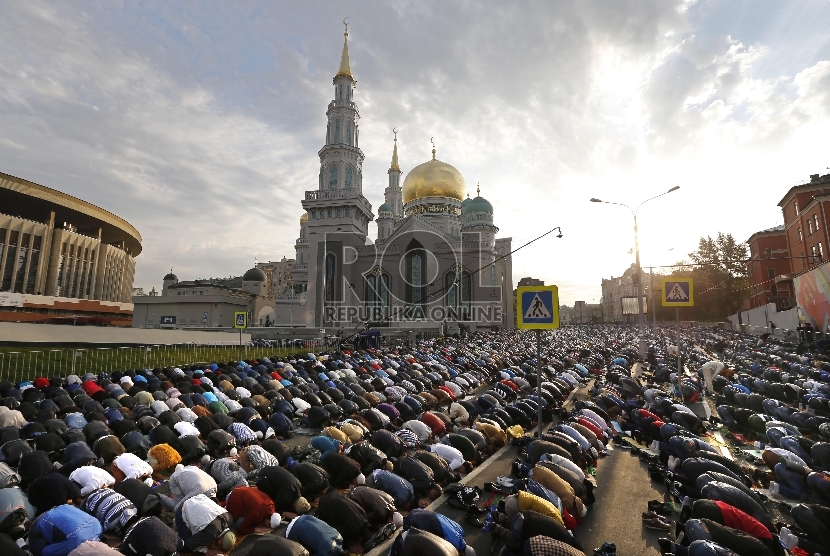 Ribuan umat muslim di Rusia melaksanakan shalat di Masjid Agung Moskow atau Moskovskiy Soborniy Mecet. 