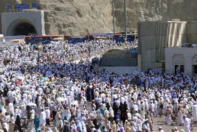 Ribuan umat muslim keluar dari Masjidil Haram, Mekkah, Arab Saudi, Jumat (28/10). Data dari kementerian haji Arab Saudi menyebutkan, jumlah jamaah calon haji yang datang ke Mekkah dari berbagai negara sampai Jumat (28/10) mencapai 1,5 juta orang.