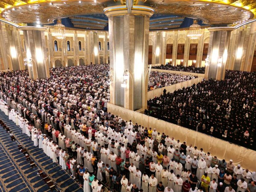 Ribuan umat Muslim Kuwait menghabiskan malam 27 Ramadhan dengan beribadah di Masjid Agung, Selasa (18/4/2023) dini hari.