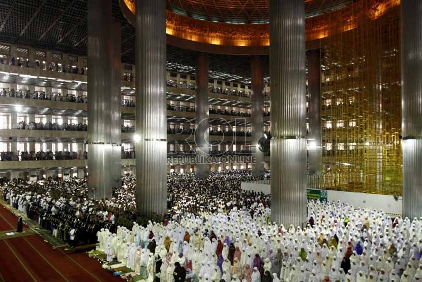   Ribuan umat muslim melaksanakan salat Idul Adha di masjid Istiqlal, Jakarta, Jumat (26/10).(Adhi Wicaksono)