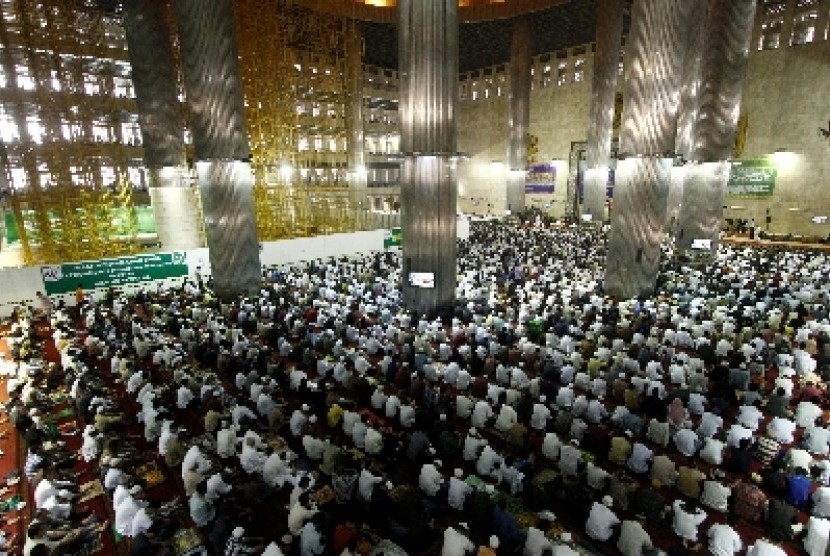 Ribuan umat Muslim melaksanakan salat Ied di Masjid Istiqlal, Jakarta (ilustrasi).