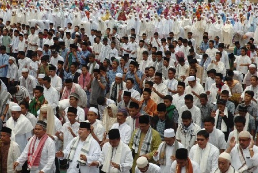 Ribuan umat muslim melaksanakan salat minta hujan (Istisqa) di Alun-alun Ciamis, Jawa Barat, Kamis (10/9).