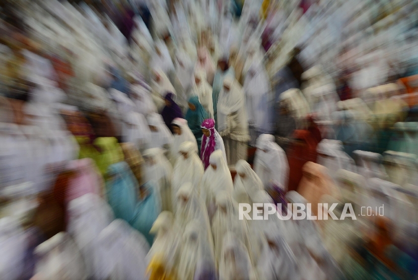  Ribuan umat Muslim tengah melaksanakan Shalat di Masjid Istiqlal, Jakarta
