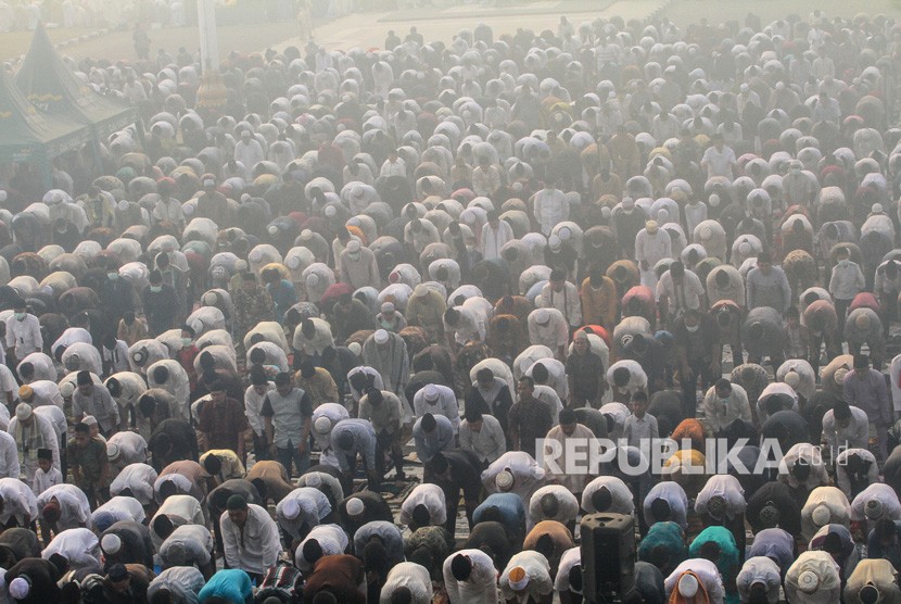 Ribuan umat muslim melaksanakan Shalat Idul Adha di halaman Masjid Raya Annur dengan kondisi kabut asap karhutla yang menyelimuti Kota Pekanbaru, Riau, Ahad (11/8/2019). 