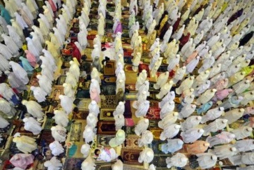 Ribuan umat muslim melaksanakan shalat.