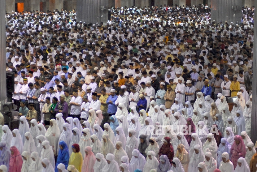 Ribuan umat muslim melaksanakan shalat tarawih pertama di masjid Istiqlal Jakarta