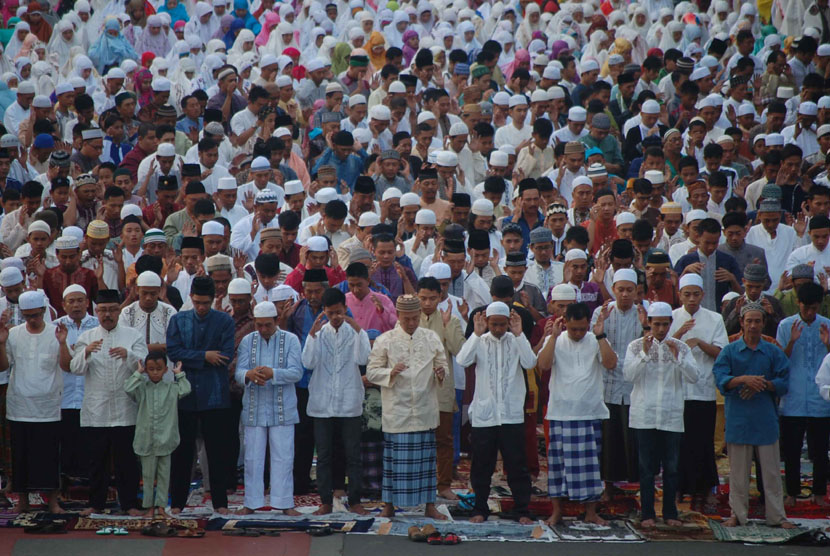  Ribuan umat Muslim mengikuti Salat Idul Fitri di Jalan Matraman, Jakarta Timur, Senin (28/7). (Republika/Raisan Al Farisi)