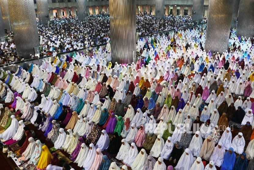 Ribuan umat muslim mengikuti shalat tarawih di malam pertama bulan suci Ramadhan 1437 H, di Masjid Istiqlal Jakarta, Ahad (5/6) malam. (Republika/Darmawan)