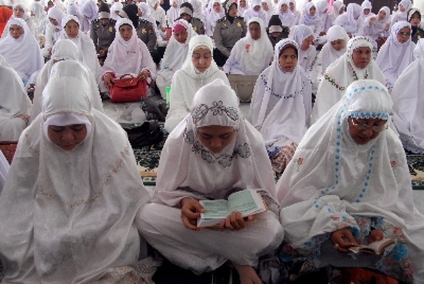 Ribuan umat muslim mengikuti zikir akbar dilanjutkan dengan doa bersama di Mesjid Raya Baiturrahman, Banda Aceh, Ahad (6/4).
