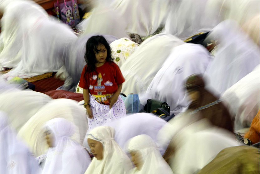  Ribuan umat muslim menjalankan ibadah Shalat Tarawih pertama bulan suci Ramadhan 1433 H di Masjid Istiqlal, Jumat, (20/7). (Adhi Wicaksono/Republika)