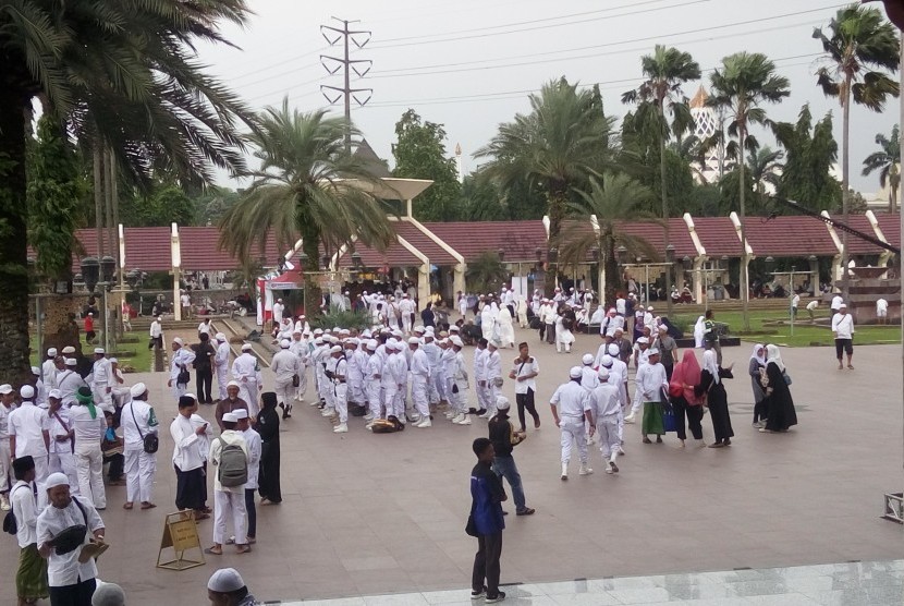 Ribuan umat Muslim mulai berdatangan ke Masjid At-Tin, TMII, Jakarta Timur, untuk mengikuti acara Dzikir dan Shalawat, Sabtu (11/3). 