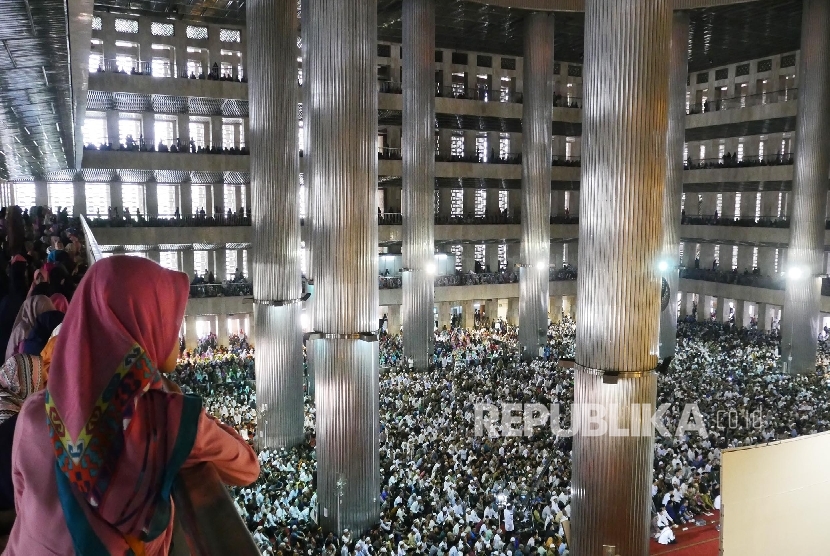 Puluhan ribu umat Muslim menghadiri acara silaturahim dan tabliq akbar bertema 'Sejuta Cinta' untuk Indonesia. 