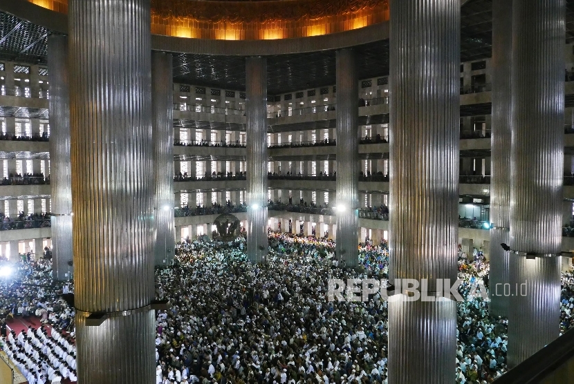 Puluhan ribu umat muslim menghadiri acara Silaturahmi dan Tabliq Akbar bertema Sejuta Cinta untuk Indonesia di Masjid Istiqlal Jakarta, Ahad (17/7). (Republika / Darmawan)