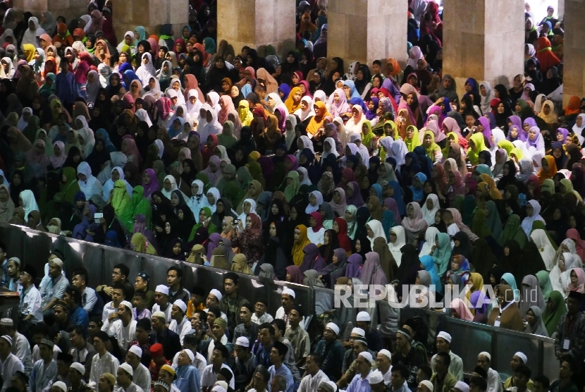   Ribuan Ummat muslim menghadiri acara silaturahmi.