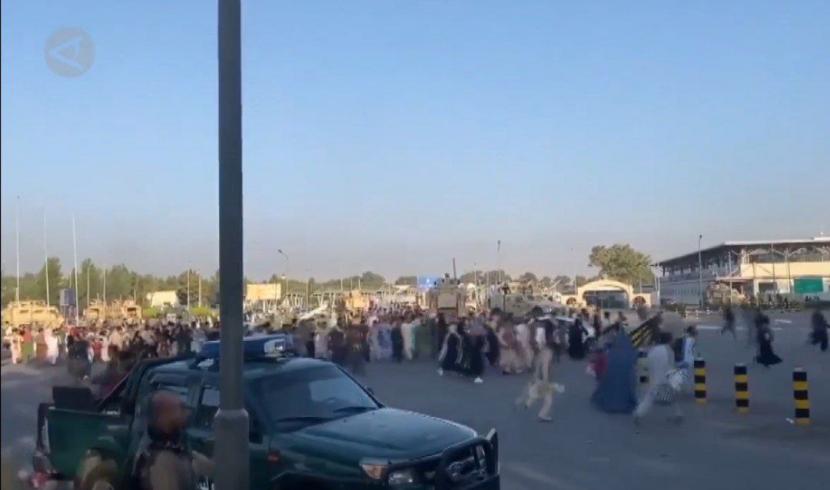 Ribuan warga Afghanistan bergegas meninggalkan kota Kabul.