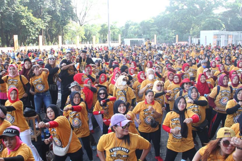 Ribuan warga anggota Keluarga Besar Putra Putri Polri (KBPP Polri) mengikuti kegiatan peringatan HUT ke-20 FKBPP di Gelora Bung Karno Senayan Jakarta, Ahad (5/3/2023).
